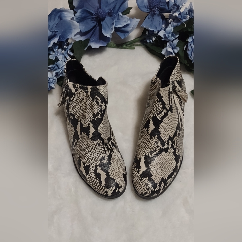 Arizona botien for women size 8.5